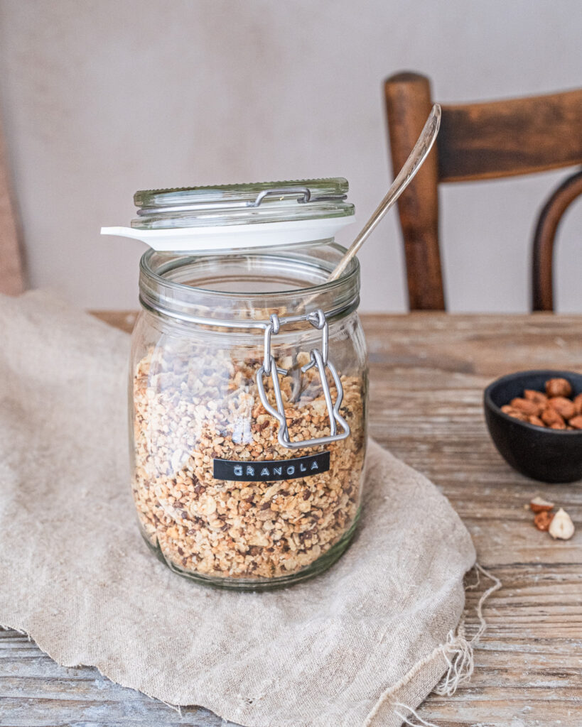 Bild von einem gesunden Granola in einem Vorratsglas